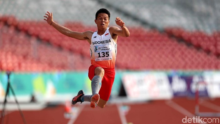 Para atlet Lompat jauh melakukan lompatan saat berlangsungnya Final Lompat jauh pria di ajang Invitation Tournament Asian Games 18 di Jakarta, Senin (12/2/2018). Atlet Lompat jauh asal China Yaoguang Zhang berhasil menjadi juara 1 dalam kelas lompat jauh pria.