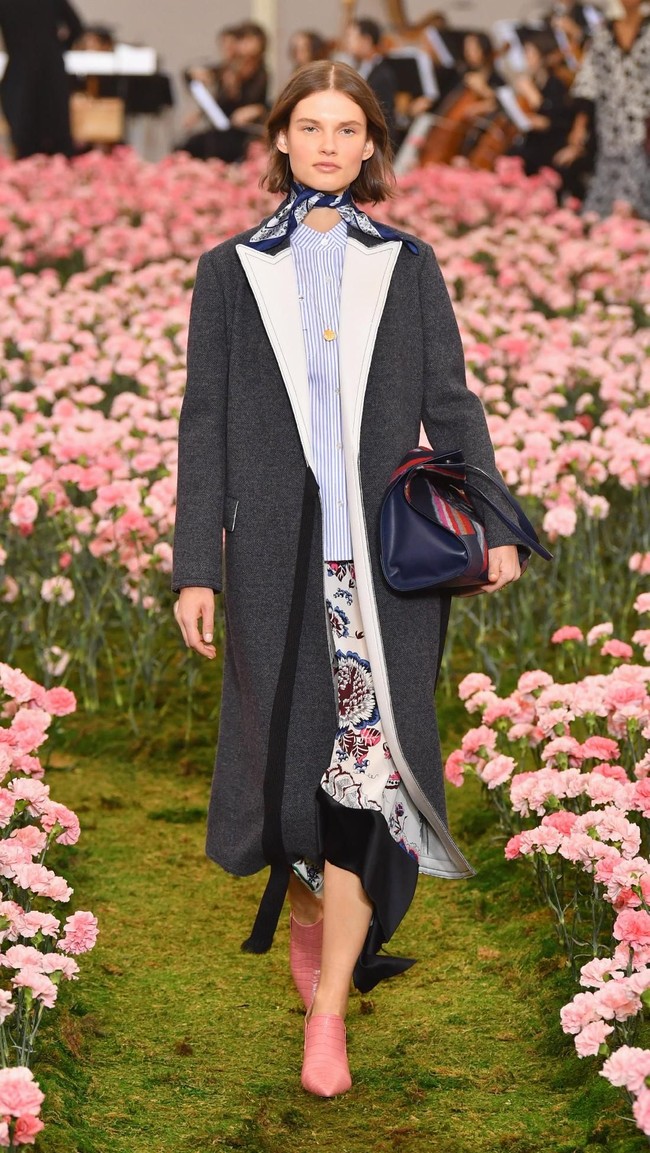 Koleksi terbaru Tory Buch ini dipamerkan di New York Fashion Week 2018, Bridge Market, New York City, Jumat (9/2/2018). (Photo by Slaven Vlasic / Getty Images)