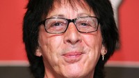 Anda tidak perlu payudara untuk terkena kanker payudara, kata drummer KISS, Peter Criss, di tahun 2012 kepada Fox News. Semua bermula di tahun 2007, ia menemukan benjolan di payudara kirinya usai berolahraga. Operasinya berhasil dan kini ia sering menjadi pembicara untuk menumbuhkan awareness mengenai kanker payudara pria. (Foto: Getty Images)