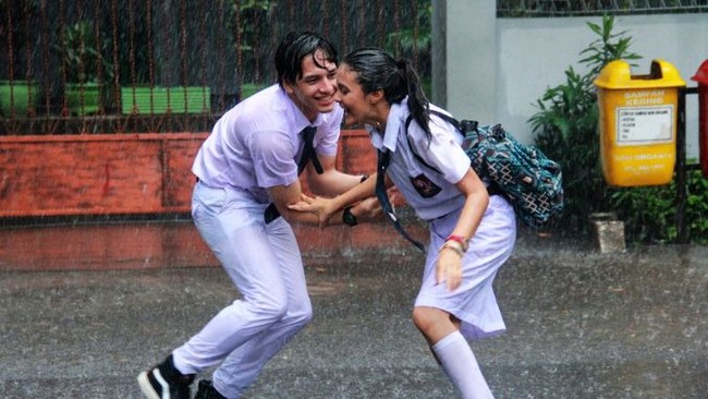 Satu lagi kisah cinta pria bad boy, Nathan (Jefri Nichol), dengan murid baru Salma (Amanda Rawles) di film Dear Nathan. Sikap Nathan yang terang-terangan mengejar cinta Salma, dan mau berubah jadi cowok baik-baik demi wanita yang dicintainya pun membuat penonton luluh hatinya. Foto: Istimewa