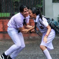 Satu lagi kisah cinta pria bad boy, Nathan (Jefri Nichol), dengan murid baru Salma (Amanda Rawles) di film Dear Nathan. Sikap Nathan yang terang-terangan mengejar cinta Salma, dan mau berubah jadi cowok baik-baik demi wanita yang dicintainya pun membuat penonton luluh hatinya. Foto: Istimewa