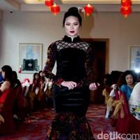 Fashion show Trilogy of Chinese Story’ karya tiga desainer Indonesia yakni Anaz, Yudhistira dan Yosep Sinudarsono yang memamerkan koleksi cheongsam di Pearl Chinese Restaurant,  JW Marriott Hotel Jakarta. Kamis [8/2/2018]. Foto: Mohamamd Abduh/Wolipop. Foto: Mohammad Abduh/Wolipop