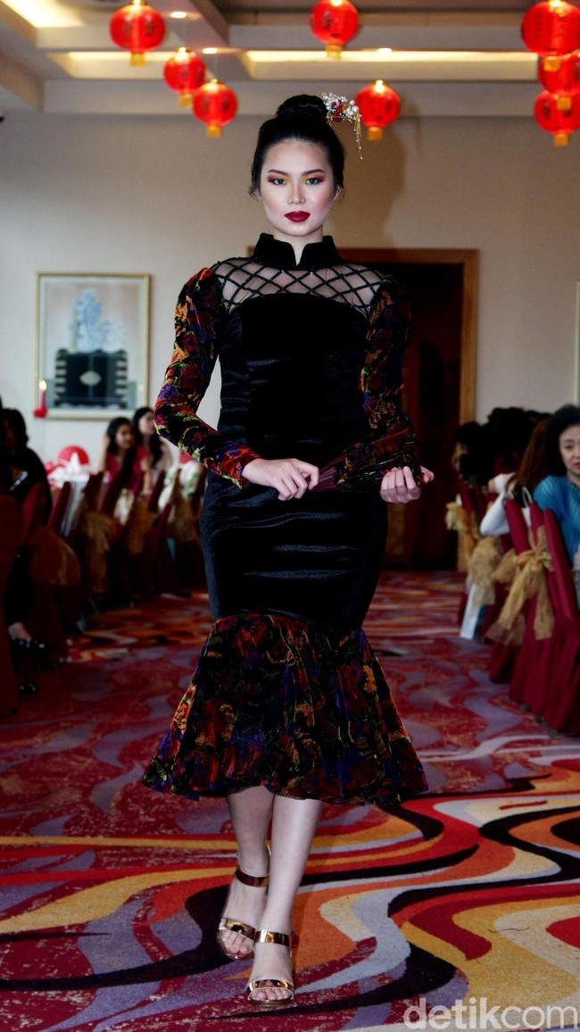 Fashion show Trilogy of Chinese Story’ karya tiga desainer Indonesia yakni Anaz, Yudhistira dan Yosep Sinudarsono yang memamerkan koleksi cheongsam di Pearl Chinese Restaurant,  JW Marriott Hotel Jakarta. Kamis [8/2/2018]. Foto: Mohamamd Abduh/Wolipop. Foto: Mohammad Abduh/Wolipop