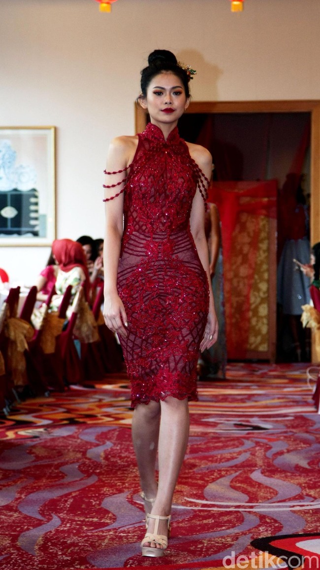 Fashion show Trilogy of Chinese Story’ karya tiga desainer Indonesia yakni Anaz, Yudhistira dan Yosep Sinudarsono yang memamerkan koleksi cheongsam di Pearl Chinese Restaurant,  JW Marriott Hotel Jakarta. Kamis [8/2/2018]. Foto: Mohamamd Abduh/Wolipop. Foto: Mohammad Abduh/Wolipop