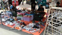Bahkan, lapak yang menjajakan berbagai pernak-pernik serba scooter pun dibuka memenuhi jalan dr Setiabudi.