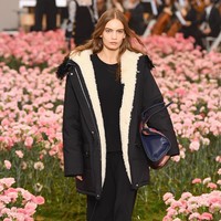 Koleksi terbaru Tory Buch ini dipamerkan di New York Fashion Week 2018, Bridge Market, New York City, Jumat (9/2/2018). (Photo by Slaven Vlasic / Getty Images)