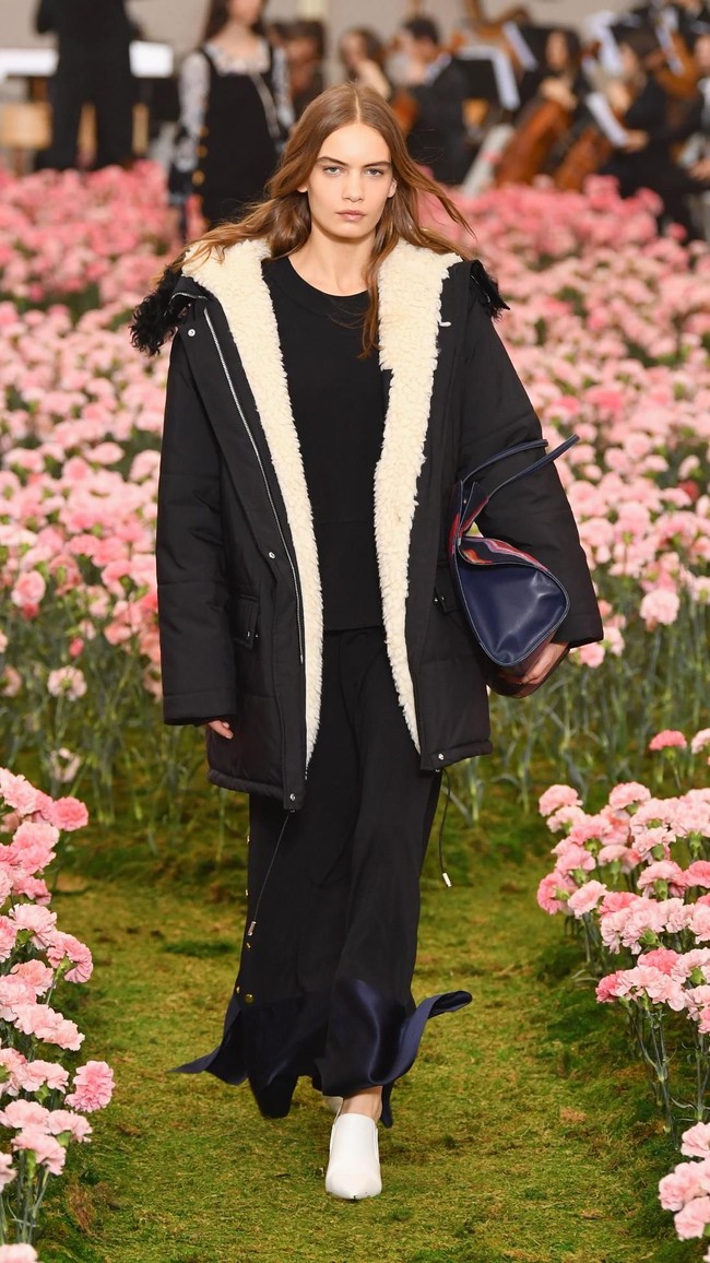 Koleksi terbaru Tory Buch ini dipamerkan di New York Fashion Week 2018, Bridge Market, New York City, Jumat (9/2/2018). (Photo by Slaven Vlasic / Getty Images)