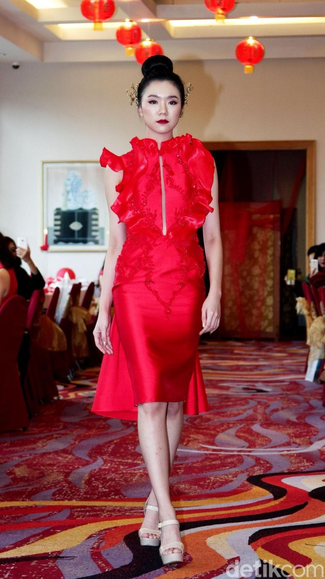 Fashion show Trilogy of Chinese Story’ karya tiga desainer Indonesia yakni Anaz, Yudhistira dan Yosep Sinudarsono yang memamerkan koleksi cheongsam di Pearl Chinese Restaurant,  JW Marriott Hotel Jakarta. Kamis [8/2/2018]. Foto: Mohamamd Abduh/Wolipop. Foto: Mohammad Abduh/Wolipop