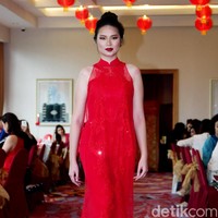 Fashion show Trilogy of Chinese Story’ karya tiga desainer Indonesia yakni Anaz, Yudhistira dan Yosep Sinudarsono yang memamerkan koleksi cheongsam di Pearl Chinese Restaurant,  JW Marriott Hotel Jakarta. Kamis [8/2/2018]. Foto: Mohamamd Abduh/Wolipop. Foto: Mohammad Abduh/Wolipop