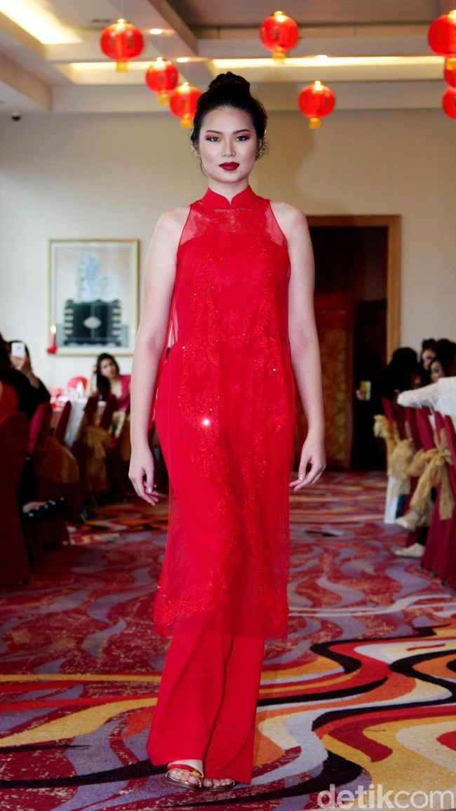 Fashion show Trilogy of Chinese Story’ karya tiga desainer Indonesia yakni Anaz, Yudhistira dan Yosep Sinudarsono yang memamerkan koleksi cheongsam di Pearl Chinese Restaurant,  JW Marriott Hotel Jakarta. Kamis [8/2/2018]. Foto: Mohamamd Abduh/Wolipop. Foto: Mohammad Abduh/Wolipop