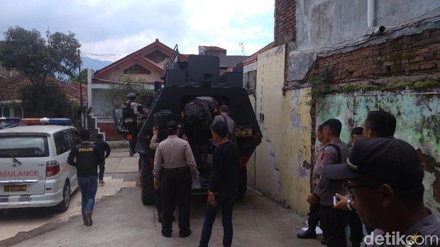 Komisioner KPU Garut diangkut pakai barakuda usai rapat pleno