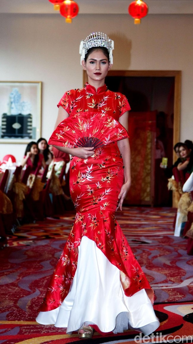 Fashion show Trilogy of Chinese Story’ karya tiga desainer Indonesia yakni Anaz, Yudhistira dan Yosep Sinudarsono yang memamerkan koleksi cheongsam di Pearl Chinese Restaurant,  JW Marriott Hotel Jakarta. Kamis [8/2/2018]. Foto: Mohamamd Abduh/Wolipop. Foto: Mohammad Abduh/Wolipop
