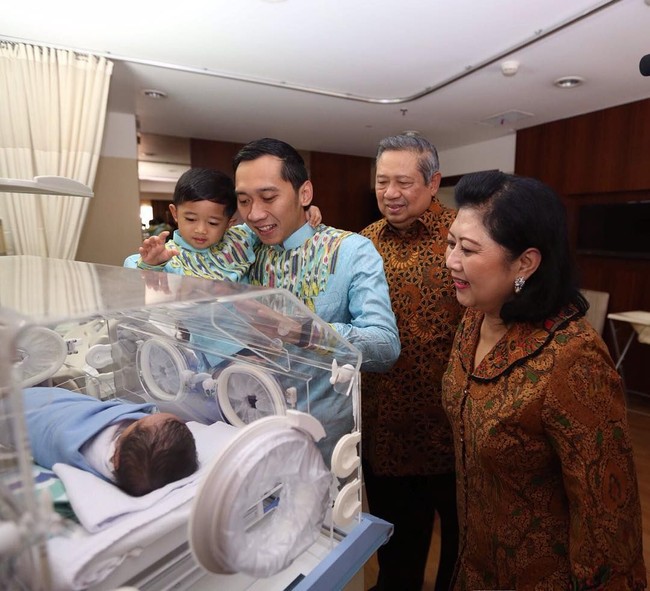 Kekompakan dalam berbusana ditunjukkan SBY dan Ani Yudhoyono hingga ketika mereka menjenguk cucu ketiga yaitu anak kedua dari Ibas. Keduanya kompak berbaju batik warna cokelat, meskipun dengan motif batik berbeda. Foto: Dok. Instagram Ani Yudhoyono