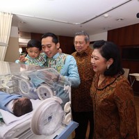 Kekompakan dalam berbusana ditunjukkan SBY dan Ani Yudhoyono hingga ketika mereka menjenguk cucu ketiga yaitu anak kedua dari Ibas. Keduanya kompak berbaju batik warna cokelat, meskipun dengan motif batik berbeda. Foto: Dok. Instagram Ani Yudhoyono