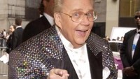 Rod Roddy adalah seorang penyiar radio terkenal asal Amerika Serikat. Pada tahun 2001 ia didiagnosis terkena kanker usus besar yang kemudian berkembang menjadi kanker payudara. Sebelum kematiannya di tahun 2003, ia dipercaya menjadi juru bicara untuk deteksi dini kanker. (Foto: Youtube)