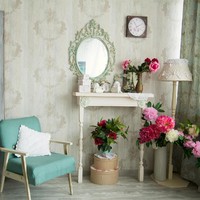 Siapa bilang kamar anak harus selalu terlihat childish? Anda bisa menghadirkan nuansa glamor ala era 50-an, tanpa menghilangkan kesan anak-anak yang riang. Pilih tempat tidur bergaya vintage, atau kursi dan meja belajar dengan detail-detail klasik. Foto: istimewa