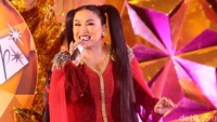 Ia tampil dengan busana merah dan gaya rambut kuncir dua panjang.