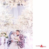 Di acara resepsi malam hari, Angel Lelga dan Vicky Prasetyo memilih tema Fairytale Stardust. Angel Lelga tampil mengenakan busana megah berwarna abu kebiruan yang ditaburi 5.400 swarovski. Foto: Instagram