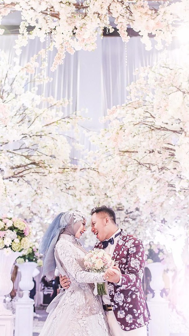 Di acara resepsi malam hari, Angel Lelga dan Vicky Prasetyo memilih tema Fairytale Stardust. Angel Lelga tampil mengenakan busana megah berwarna abu kebiruan yang ditaburi 5.400 swarovski. Foto: Instagram