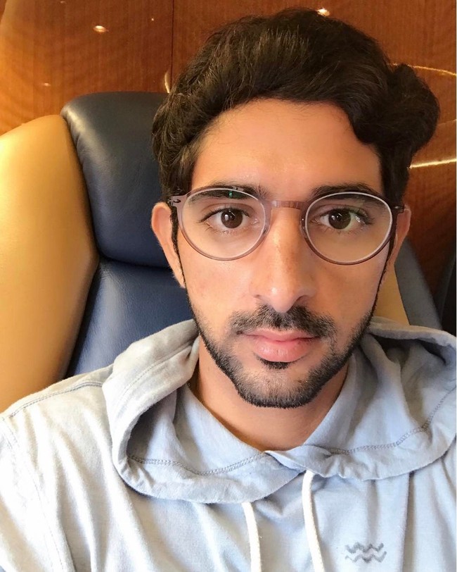 Dengan atau tanpa gamis, Pangeran Hamdan tetap terlihat ganteng.  Foto: Instagram