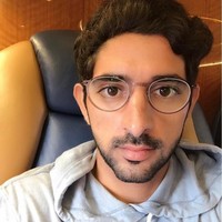 Dengan atau tanpa gamis, Pangeran Hamdan tetap terlihat ganteng.  Foto: Instagram