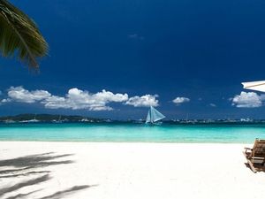 Kisah Turis Liburan di Tengah Corona: Pesawat Kosong & Pantai Sepi
