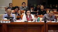 Dalam rapat tersebut, hadir Ketua KPK Agus Rahardjo beserta jajaran pimpinan lainnya. Di antaranya Basaria Panjaitan, Saut Situmorang, dan Alexander Marwata.