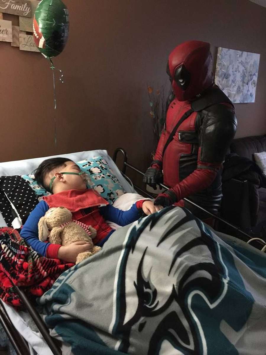 Real Hero Kisah Sedih Cosplayer Deadpool Dan Anak Pengidap Kanker