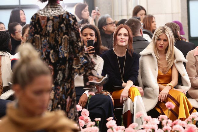 Aktris Julianne Moore dan Sienna Miller di fashion show Tory Burch, Jumat (9/2/2018). (Foto: Getty Images)