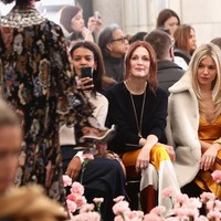 Aktris Julianne Moore dan Sienna Miller di fashion show Tory Burch, Jumat (9/2/2018). (Foto: Getty Images)