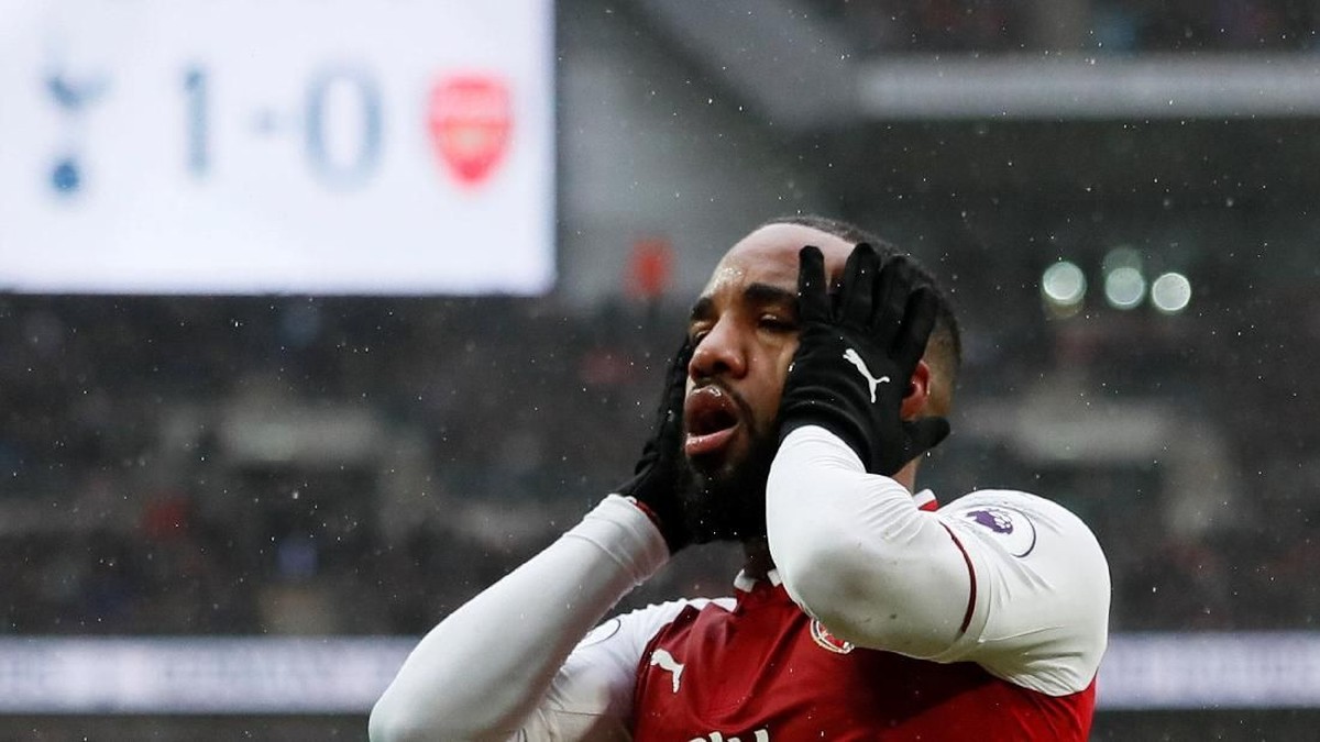Alexandre Lacazette saat melewatkan peluang di laga kontra Spurs (David Klein/Reuters)