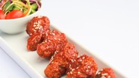 Ayam goreng dengan balutan tepung renyah ini juga bisa bikin ngiler. Orang Korea menikmati ayam goreng bersaus ini sambil minum cola atau bir. Foto: iStock