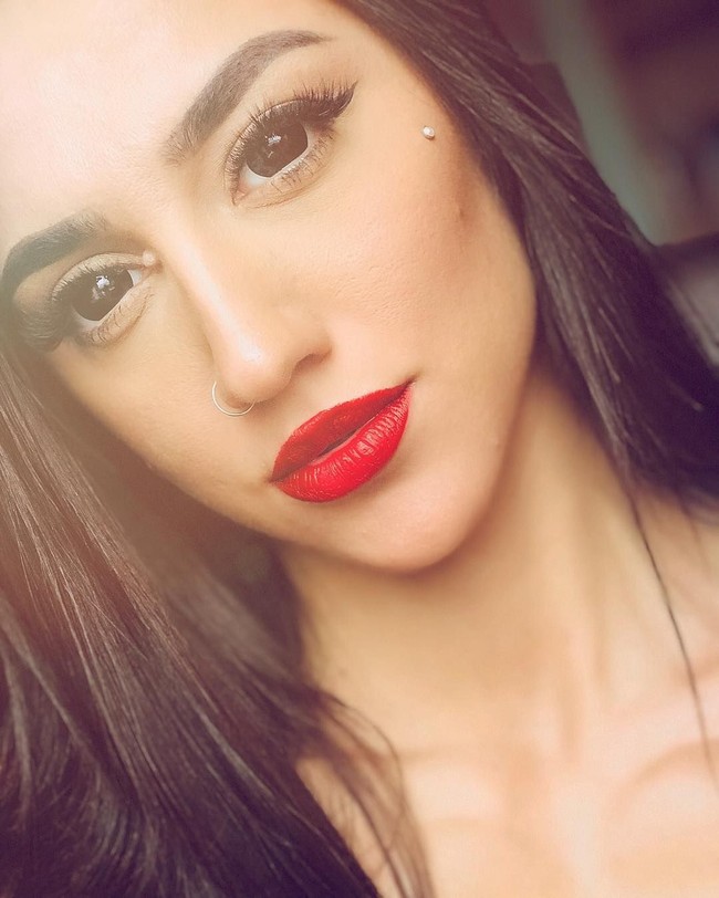 Tampil dengan makeup dan lipstik merah, tentu tak ada yang menyangka jika Bakhar ini memiliki tubuh kekar dan berotot. (Foto: Instagram)