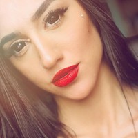 Tampil dengan makeup dan lipstik merah, tentu tak ada yang menyangka jika Bakhar ini memiliki tubuh kekar dan berotot. (Foto: Instagram)