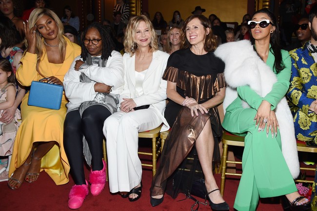 Aktris transgender Laverne Cox, Whoopi Goldberg, Meg Ryan, Molly Shannon dan rapper Cardi B saat menghadiri fashion show Christian Siriano, Jumat (9/2/2018). (Foto: Getty Images)