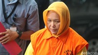 Inna tiba di gedung KPK untuk menjalani pemeriksaan, Senin (12/2/2018).