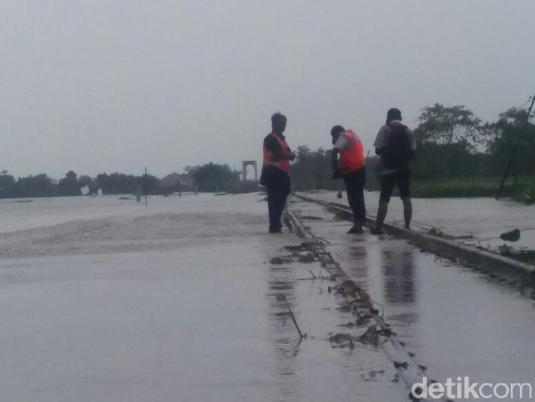 Banjir Rendam Jalur Brebes-Tegal, Perjalanan Kereta Api Dialihkan Banjir Rendam Jalur Brebes-Tegal, Perjalanan Kereta Api Dialihkan