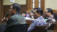 Hadir sebagai saksi dalam sidang tersebut (kiri-kanan) anggota DPR RI Agun Gunandjar, mantan ketua fraksi Partai Demokrat Jafar Hafsah dan mantan anggota DPR Taufik Effendi.