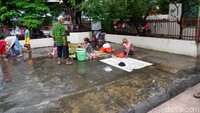 Di halaman depan, lapangannya sering menjadi tempat tunawisma untuk singgah atau melakukan kegiatan sehari-hari (Shinta/detikTravel)