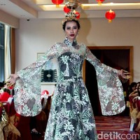Fashion show Trilogy of Chinese Story’ karya tiga desainer Indonesia yakni Anaz, Yudhistira dan Yosep Sinudarsono yang memamerkan koleksi cheongsam di Pearl Chinese Restaurant,  JW Marriott Hotel Jakarta. Kamis [8/2/2018]. Foto: Mohamamd Abduh/Wolipop. Foto: Mohammad Abduh/Wolipop