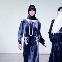 Desainer Vivi Zubedi menghadirkan koleksi terbarunya yang mengangkat kain sasirangan dan tenun pagatan khas Kalimantan Tengah di New York Fashion Week, Industria Studio, New York City, Minggu (11/2/2018). ((Photo by Fernanda Calfat/Getty Images)