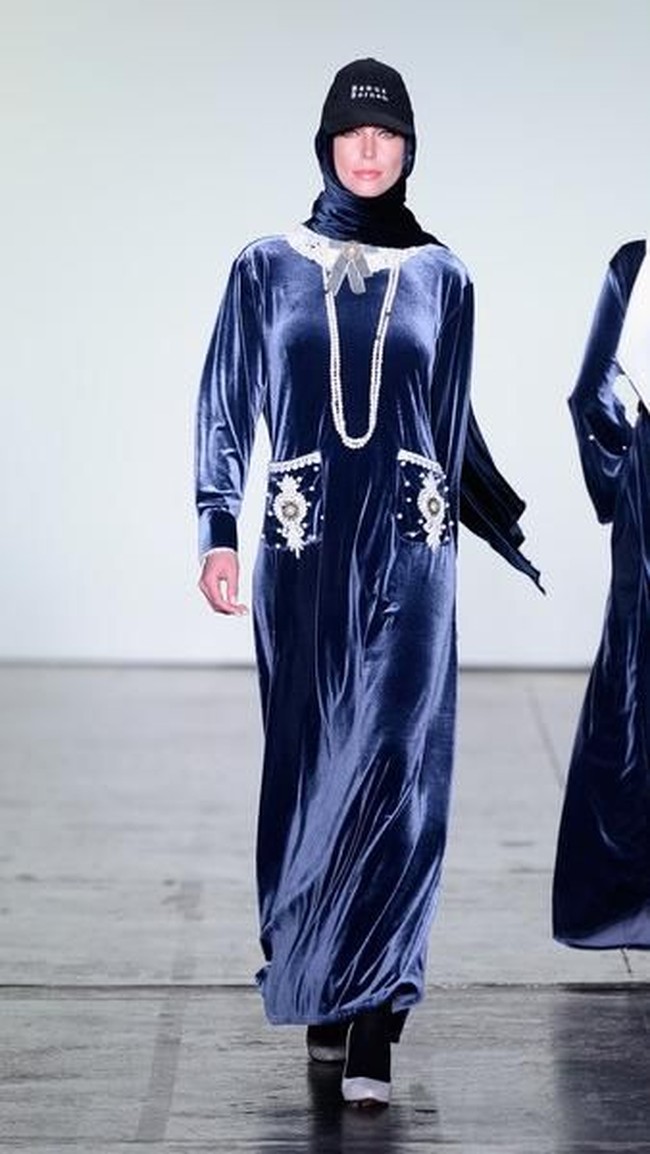 Desainer Vivi Zubedi menghadirkan koleksi terbarunya yang mengangkat kain sasirangan dan tenun pagatan khas Kalimantan Tengah di New York Fashion Week, Industria Studio, New York City, Minggu (11/2/2018). ((Photo by Fernanda Calfat/Getty Images)