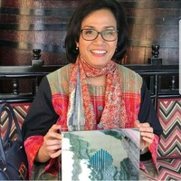 Saat menerima Penghargaan Menteri Terbaik Dunia di Dubai, Minggu (11/2/2018), Sri Mulyani pun mengenakan blouse tenun dan syal batik sutera motif floral. Foto: Istimewa/@smindrawati