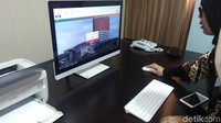 Dari ruang resepsionis, anggota DPR yang hendak lapor e-LHKPN bisa beranjak ke ruangan berikutnya. Di ruangan itu, ada dua komputer yang disediakan (Foto: Parastiti Kharisma Putri/detikcom)