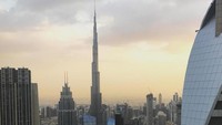 Tampak juga Burj Khalifa di kejauhan. Untuk urusan gedung pencakar langit tertinggi, Burj Khalifa masih juaranya (Gevora Hotel)