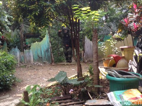 Tim penjinak bom memeriksa isi tas mencurigakan di kompleks Satwal Polri, Ciracas, Jaktim, Senin (12/2/2018)