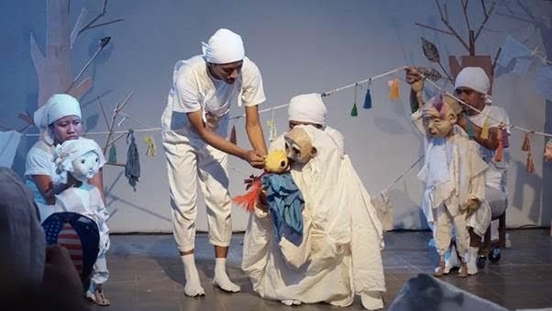 Papermoon Puppet Theatre Sukses Pentaskan Dunia Putih Siwa & Malini di Bali Papermoon Puppet Theatre Sukses Pentaskan Dunia Putih Siwa & Malini di Bali