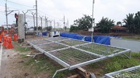 Terdapat 4 pintu besi yang diletakkan di pinggir jalan. Masing-masing pintu berukuran sekitar 2x6 meter. Di bagian atas, tengah, dan bawah pintu terdapat batangan besi berukuran sebesar tangan manusia, sisanya bagian tengah pintu terdapat besi dengan ukuran lebih kecil. (Ahmad Bil Wahid/detikcom)