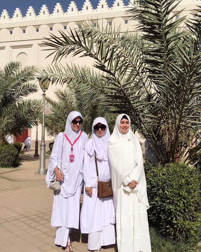 Saat ia melaksanakan umroh beberapa waktu lalu, ia pun mengenakan hijab syari. Pada salah satu potretnya di depan Masjidil Haram, Kartika Putri mengenakan hijab dan gamis berwarna putih gading. Foto: Instagram/KartikaPutriWorld