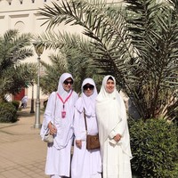 Saat ia melaksanakan umroh beberapa waktu lalu, ia pun mengenakan hijab syari. Pada salah satu potretnya di depan Masjidil Haram, Kartika Putri mengenakan hijab dan gamis berwarna putih gading. Foto: Instagram/KartikaPutriWorld